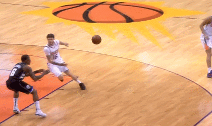 雄鹿队字母哥双手怒扣MVP喊声响彻客场