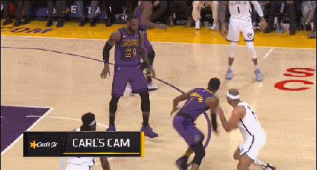 詹姆斯抢断发动快攻双手暴扣得手