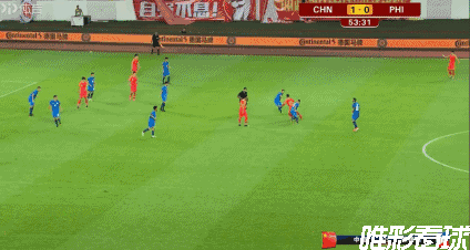 李可面对两名防守球员成功突破