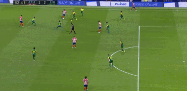 科斯塔占据中路，菲利克斯无奈移至边路（此球越位）