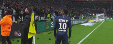 主场球迷往场内狂扔杂物砸到内马尔