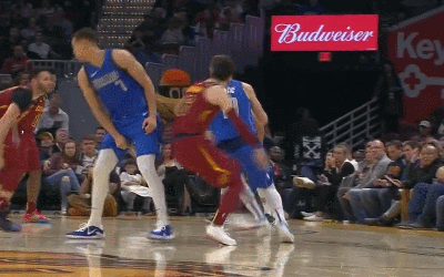 东契奇巧妙助攻鲍威尔双手炸筐