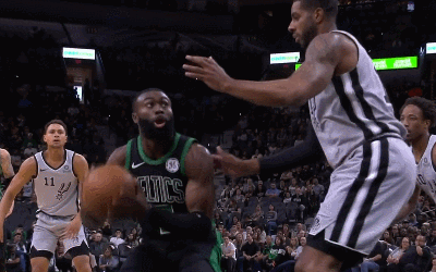 杰伦-布朗假动作晃飞阿德2+1打中