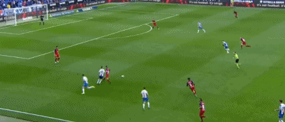 武磊过人后打门高出