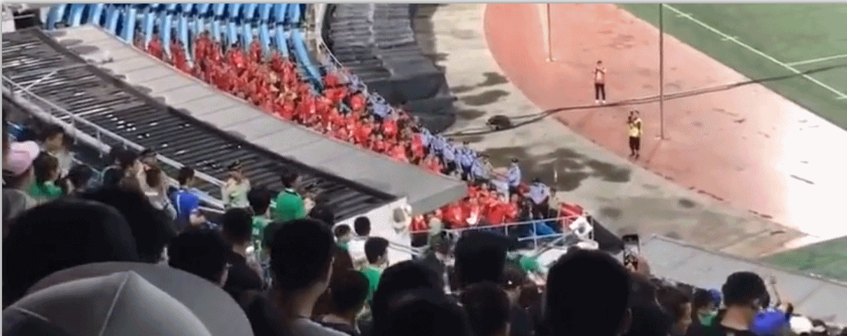 国安球迷向恒大球迷扔水瓶