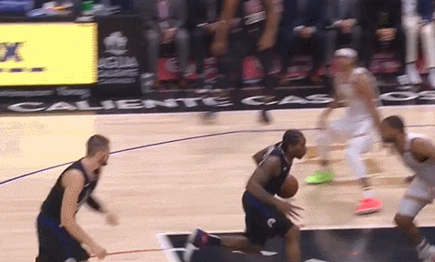 莱昂纳德突破后换手上篮美如画