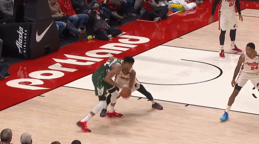 字母哥碾压CJ轻松打进