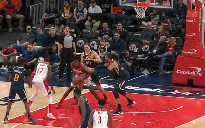 比尔空切飞身劈扣