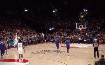 利拉德半场压哨三分灯亮球进