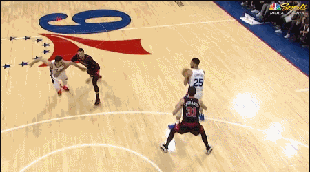 科尔克马兹接西蒙斯传球空切上篮2+1