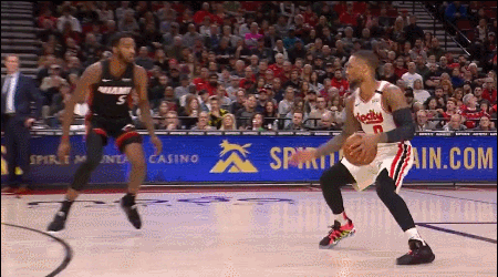 利拉德胯下运球撤步晃开琼斯三分出手穿心