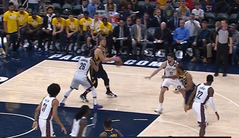 小萨见缝插针沃伦接球轻松上篮