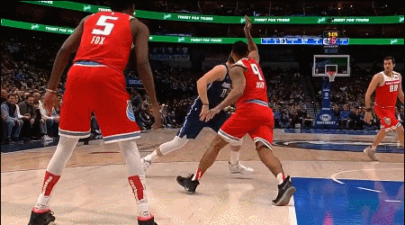 东契奇转身冲击篮下强硬取分