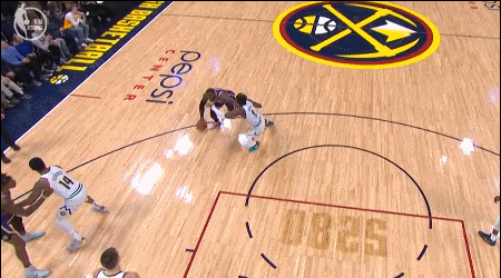 詹姆斯霸王步杀入禁区将球送入篮筐2+1