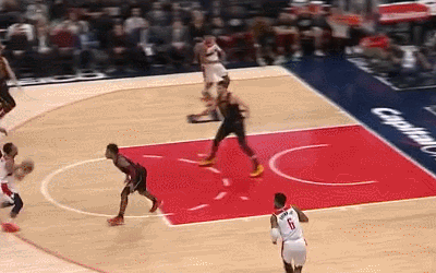 八村垒反击暴扣双手抓框