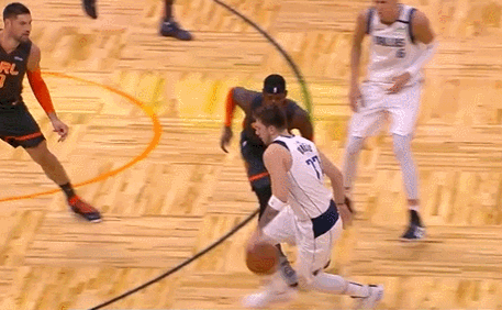 东契奇飘逸撤步三分命中