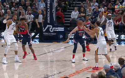 八村垒抢断戈贝尔后反击扣篮