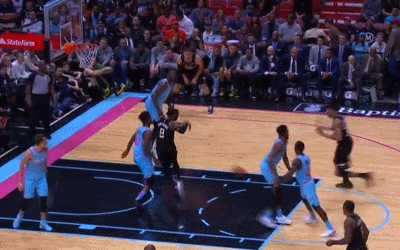 字母哥接球冲破双人包夹干拔重扣