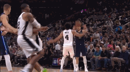 东契奇准连线史密斯献上单臂炸扣虐框