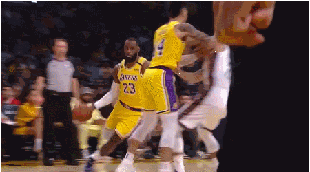 詹姆斯借掩护直接杀入禁区完成双手暴扣