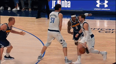 东契奇杀入篮下假传骗飞防守单臂暴扣