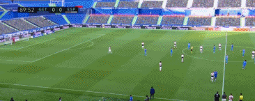 武磊与对手打嘴炮