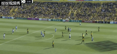 杰巴利接长传反越位转身射偏出球门