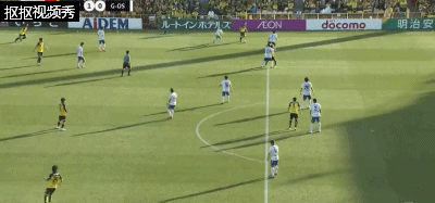 柏太阳神禁区内接倒三角射门被挡出