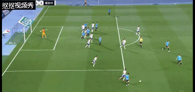 川崎前锋球员无人盯防将球顶偏