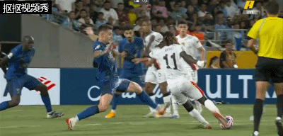 多库禁区前内切抽射球门上角的远射被利雅得新月后卫球员头球挡出