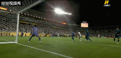 赶在中路曼城抢点球员前快速下地挡出