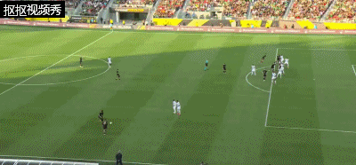 墨西哥禁区内补射被门将抱住