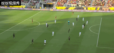 墨西哥禁区内打门被扑，后卫赶在补射前将球清出底线