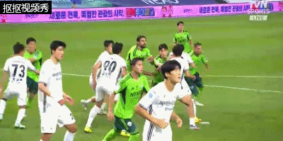 全北现代威胁性头球攻门被江原FC门将李光渊挡出