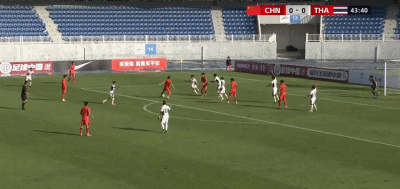 刘诚宇甩头攻门击中门柱弹出