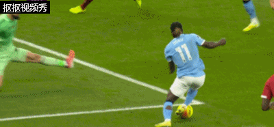 多库突破禁区内被马马尔达什维利放倒造成点球