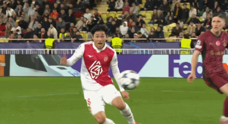 南野拓实禁区内被踢倒