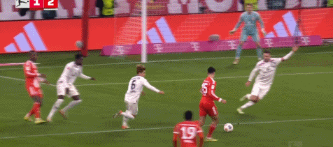 哈里·凯恩禁区内被拉倒判罚点球