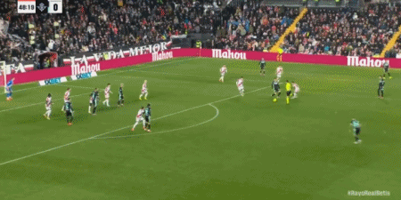 鲁伊瓦尔外围起脚射门被门将飞身扑出