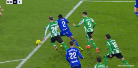 杰内禁区内倒地