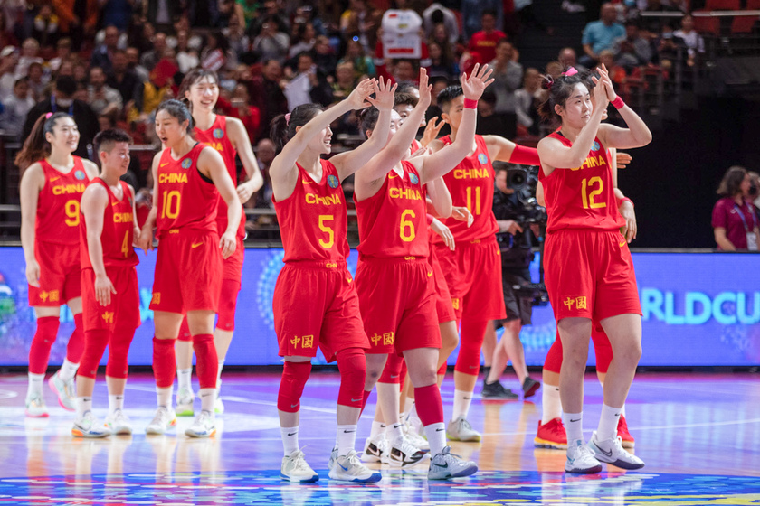 中国女篮主教练是谁