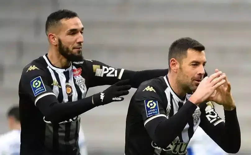 法甲第一支卫冕球队是谁