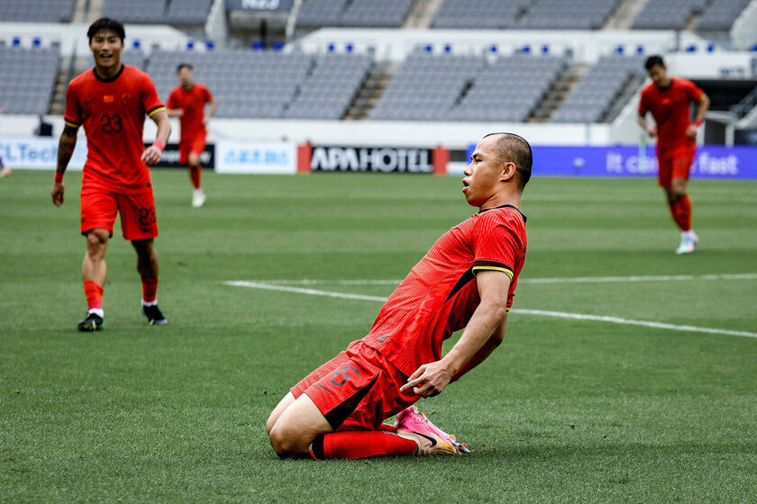 黄政宇滑跪庆祝