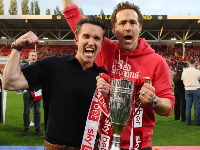 2025 年 4 月 27 日，雷克瑟姆老板瑞安・雷诺兹与罗伯・麦克尔亨尼