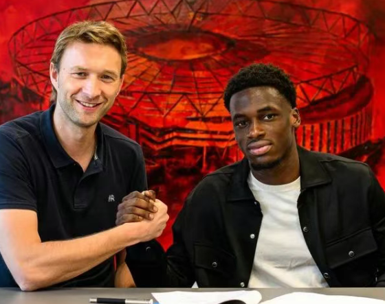 勒沃库森签约现场