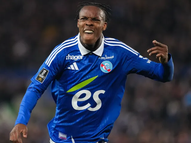 2025年1月25日，斯特拉斯堡的伊曼纽尔・埃梅加庆祝进球