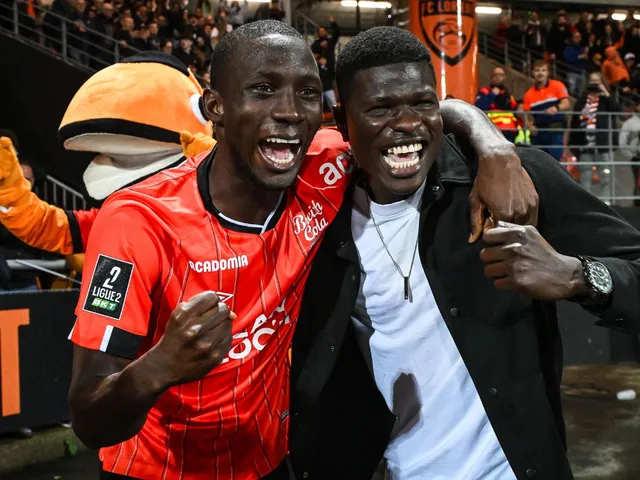 2025年4月26日，洛里昂的桑布・苏马诺庆祝进球