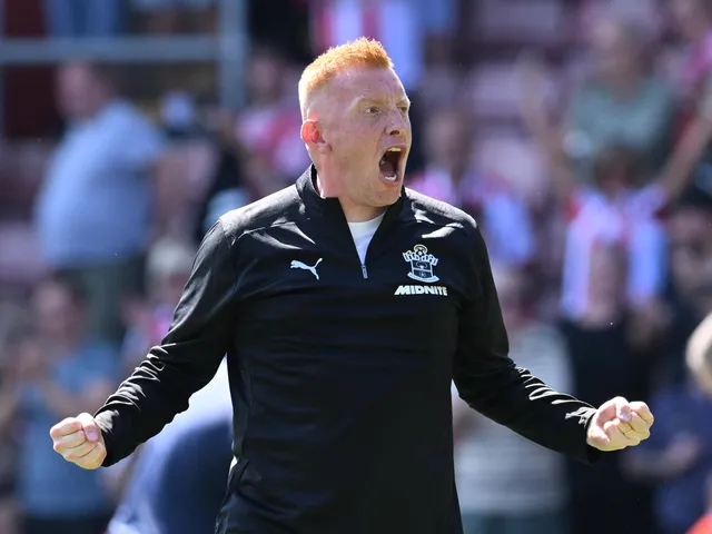 25年8月9日，南安普顿主教练斯蒂尔激情庆祝