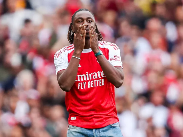 25年8月23日，代表阿森纳的埃泽