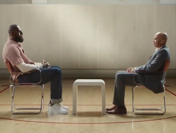 詹姆斯再次穿上《决定》格子衫